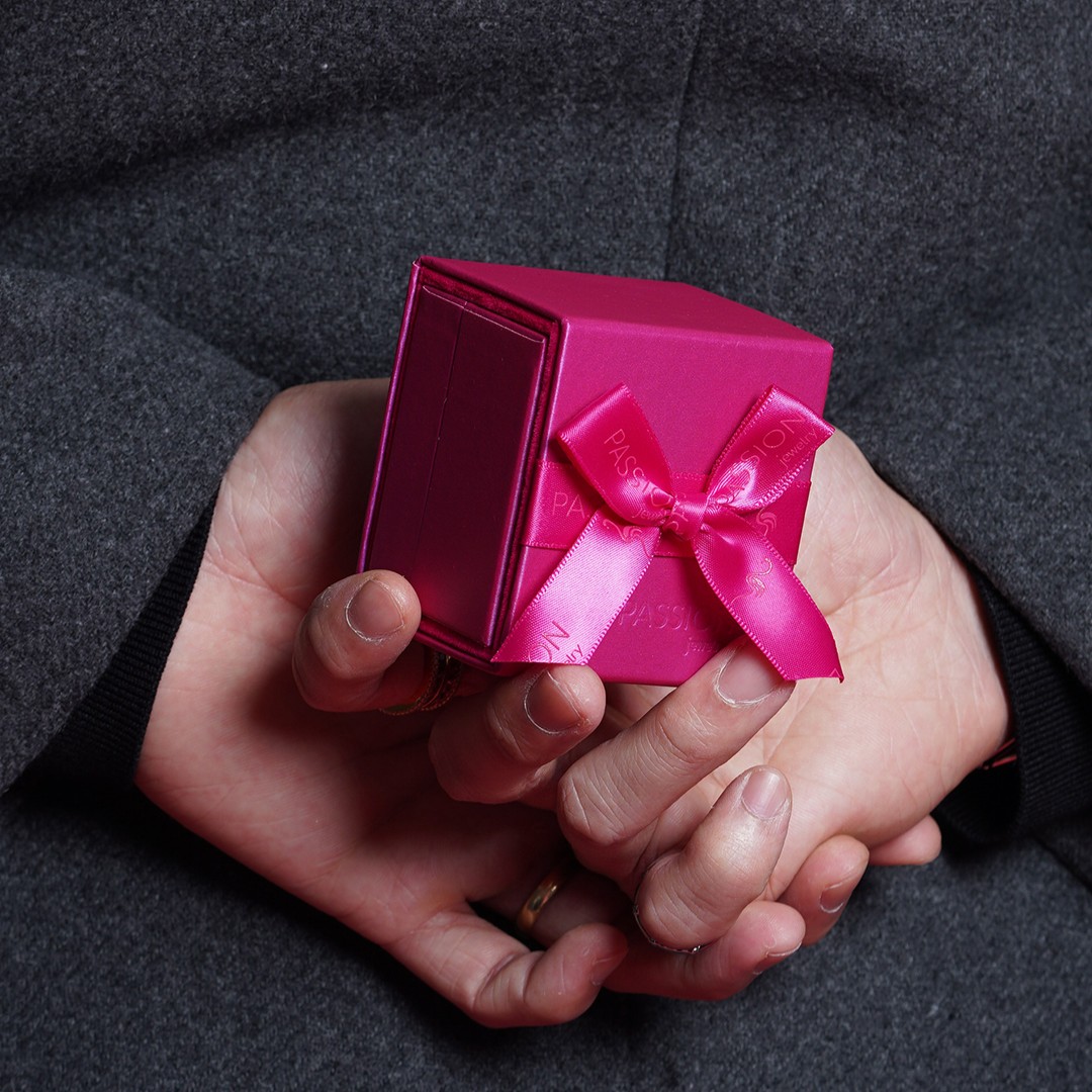 hadiah pasangan saat kencan, hadiah pasangan, hadiah untuk pasangan, pantangan hadiah untuk pasangan, 