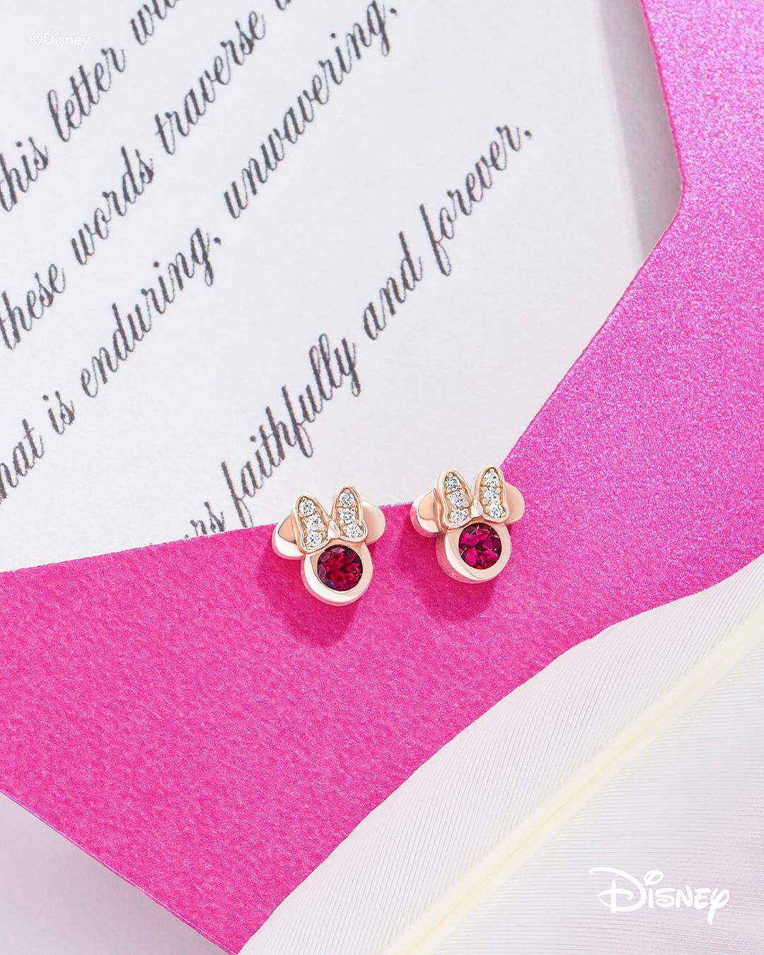 4 Ide Hadiah Anting Anniversary Pernikahan yang Akan Membuat Pasangan Passioners Semakin Menawan hadiah anting anniversary pernikahan, anting emas, model anting emas simple elegan, kado ulang tahun pernikahan, hadiah yang cocok untuk anniversary pernikahan, hadiah yang disukai wanita saat anniver