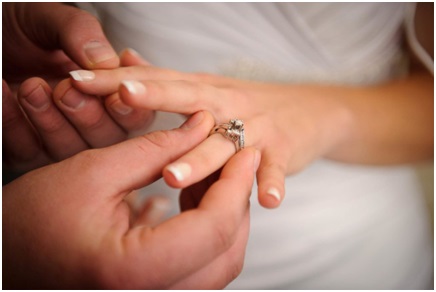 5 Alasan Cincin Nikah Dikenakan di Jari Manis 5 Alasan Cincin Nikah Dikenakan di Jari Manis