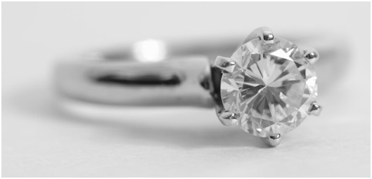 Trik Memilih Cincin Berlian untuk Menghemat Biaya Pernikahan Anda 