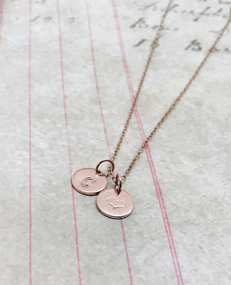 Alasan Memilih Liontin Inisial Rose Gold