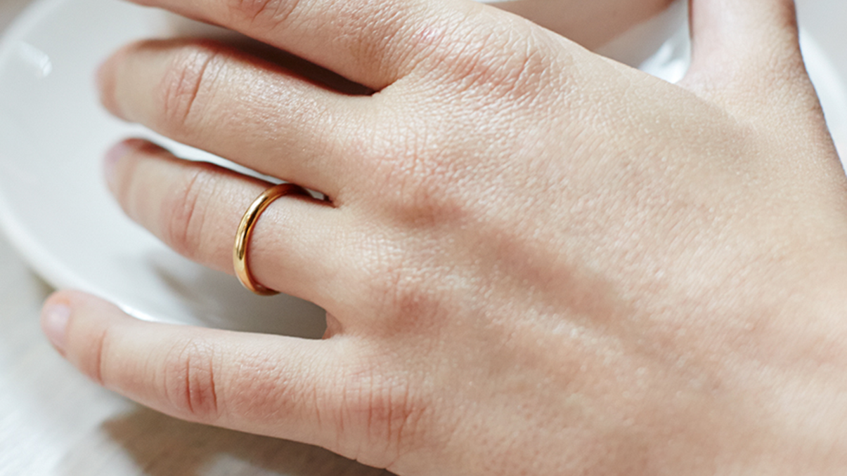 Gambar Cincin Tunangan Di Tangan Gambar Aksesoris