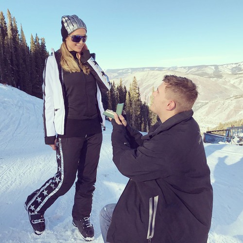 Artis Hollywood Paris Hilton Dilamar Sang Kekasih, Cincin Tunangannya Bikin Heboh!