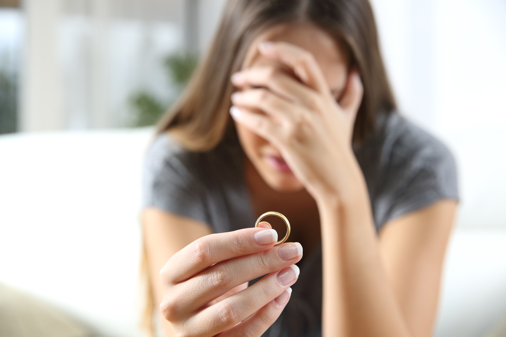 Bagaimana Cara Memperlakukan Cincin Kawin Bila Hubungan Pernikahan Berakhir? Bagaimana Cara Memperlakukan Cincin Kawin Bila Hubungan Pernikahan Berakhir?