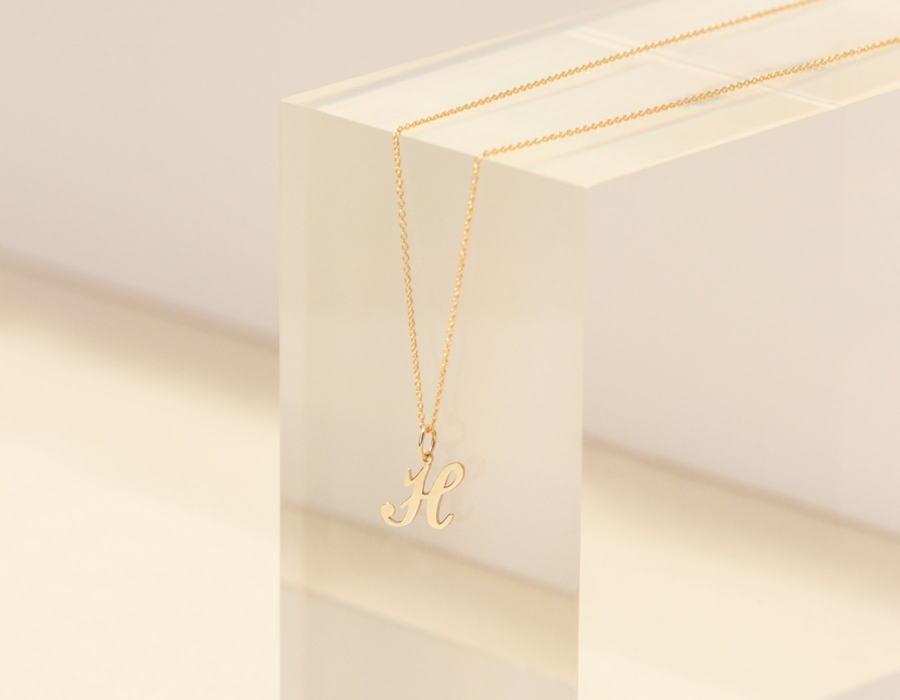 Bagaimana Membuat Kalung dengan Liontin Inisial Terlihat Menarik Waktu Anda Pakai? Bagaimana Membuat Kalung dengan Liontin Inisial Terlihat Menarik Waktu Anda Pakai?