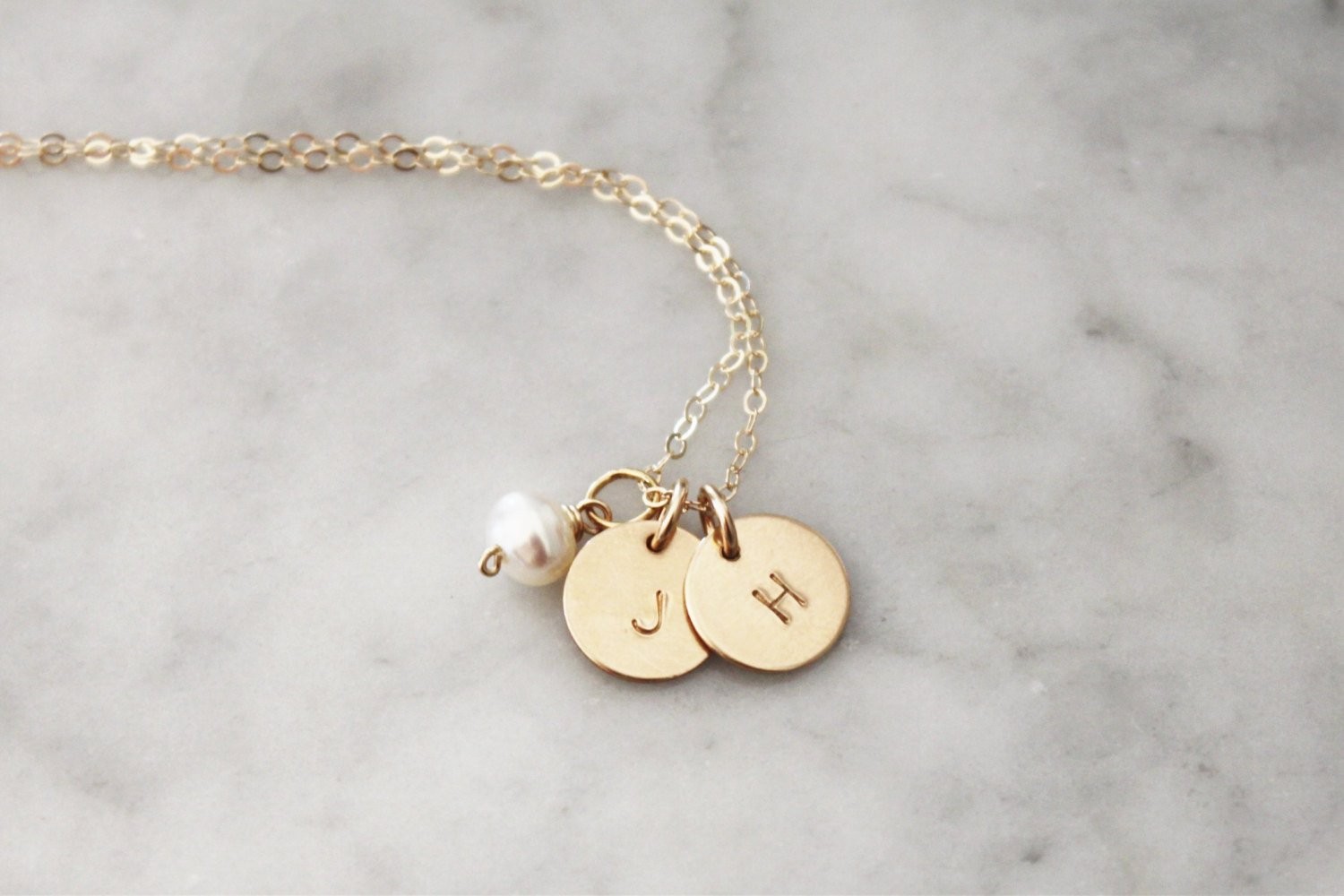 Bagaimana Memilih Liontin Inisial yang Berkualitas dan Tahan Lama