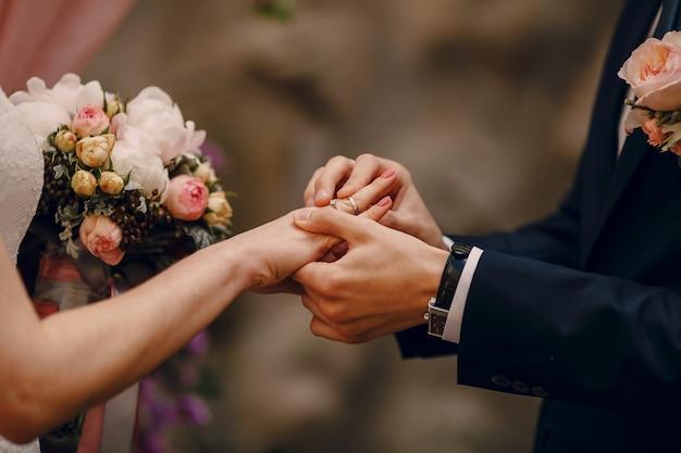 Beda dengan Cincin Kawin, Intip Serba Serbi Cincin Tunangan di Sini!