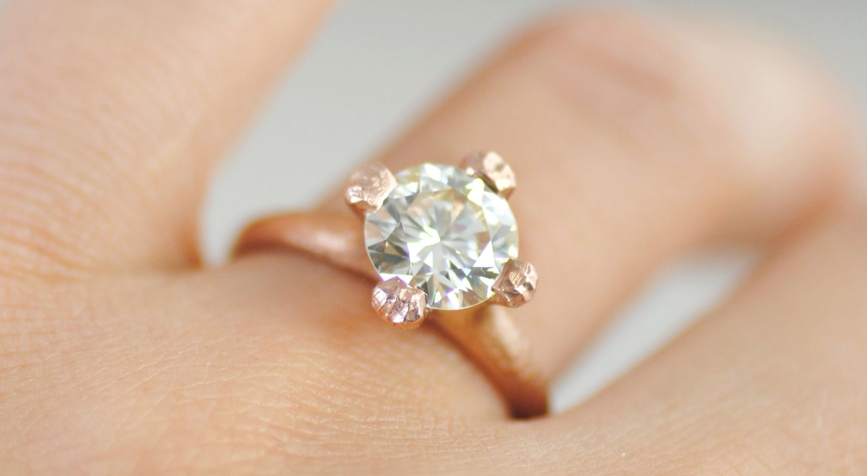 Begini Cara Praktis Merawat Cincin Nikah Berbahan Berlian Begini Cara Praktis Merawat Cincin Nikah Berbahan Berlian