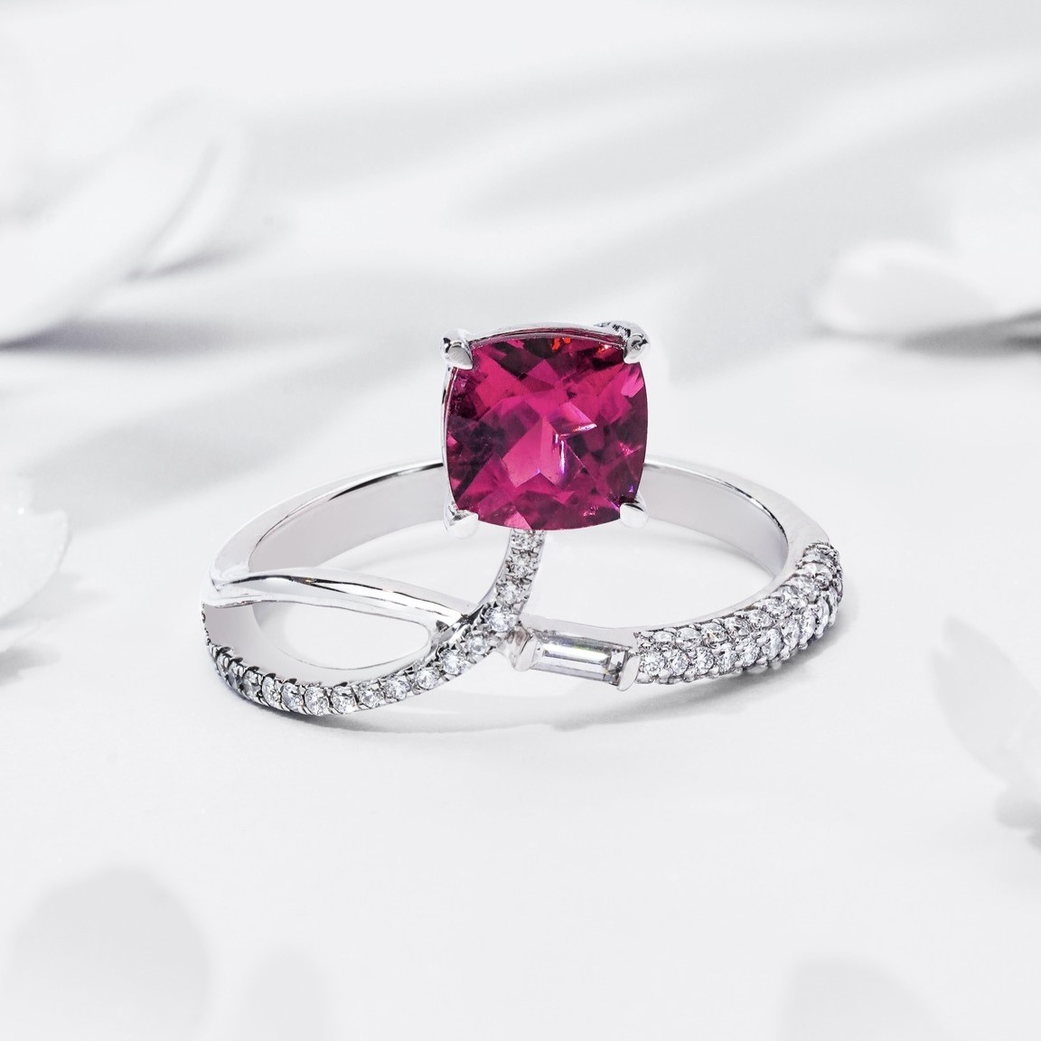 Berapa Harga Cincin Whitegold 1 Gram? Berikut Penjelasan dan Rekomendasinya! cincin whitegold, cincin white gold, cincin emas putih, cincin emas putih simple elegan, harga cincin emas putih, harga cincin emas putih 1 gram, model cincin emas putih, cincin emas putih 1 gram,