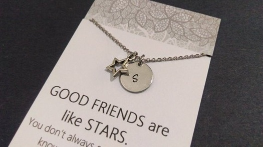 Bisakah Memberikan Kalung Inisial Pada Sahabat Sebagai Hadiah? Bisakah Memberikan Kalung Inisial Pada Sahabat Sebagai Hadiah?