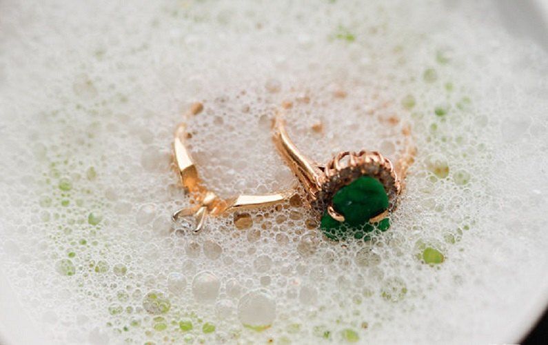 Cara Aman Untuk Membersihkan Cincin Berlian (Part 1) Cara Aman Untuk Membersihkan Cincin Berlian (Part 1)