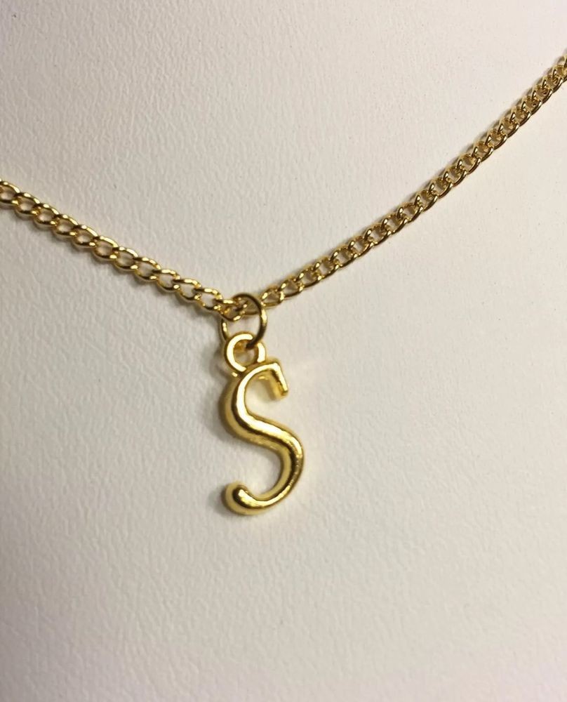 Cara Mengenakan Layer Kalung Berliontin Huruf Inisial