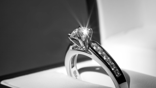 buat cincin kawin berlian berkilau