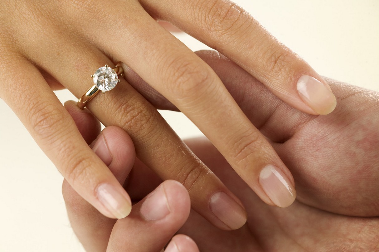 Cincin Kawin Diletakkan di Jari Manis, Ternyata Ini Alasannya Cincin Kawin Diletakkan di Jari Manis, Ternyata Ini Alasannya