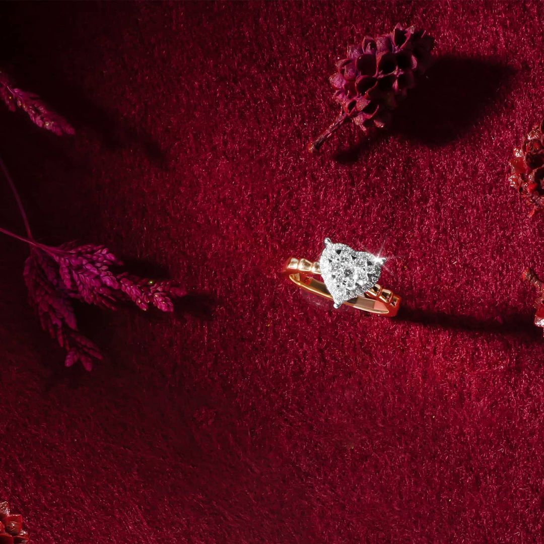 Cincin Tunangan Love, Simbol Cinta dan Komitmen yang Istimewa cincin tunangan love, cincin tunangan bentuk love, cincin tunangan,
