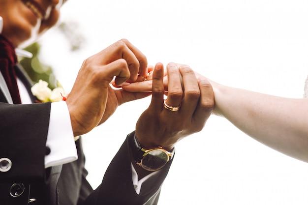 Di Jari Apa Cincin Tunangan Disematkan Di Jari Apa Cincin Tunangan Disematkan