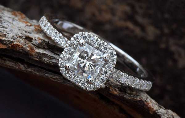 Di Jari Mana Seharusnya Cincin Tunangan Dipasang? Di Jari Mana Seharusnya Cincin Tunangan Dipasang?