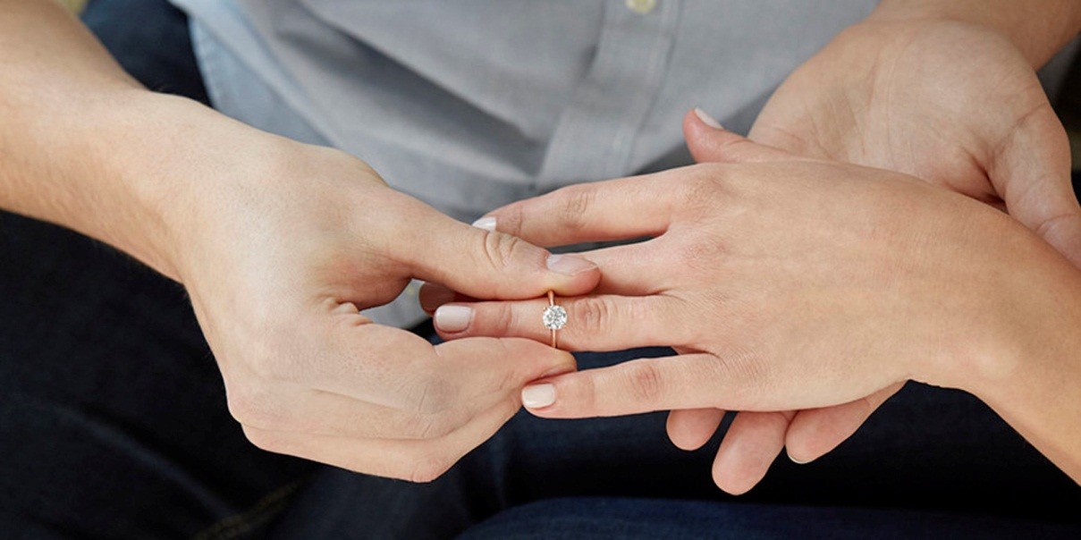 Haruskah Mencari Cincin Tunangan Sendirian atau Bersama Pasangan? Haruskah Mencari Cincin Tunangan Sendirian atau Bersama Pasangan?