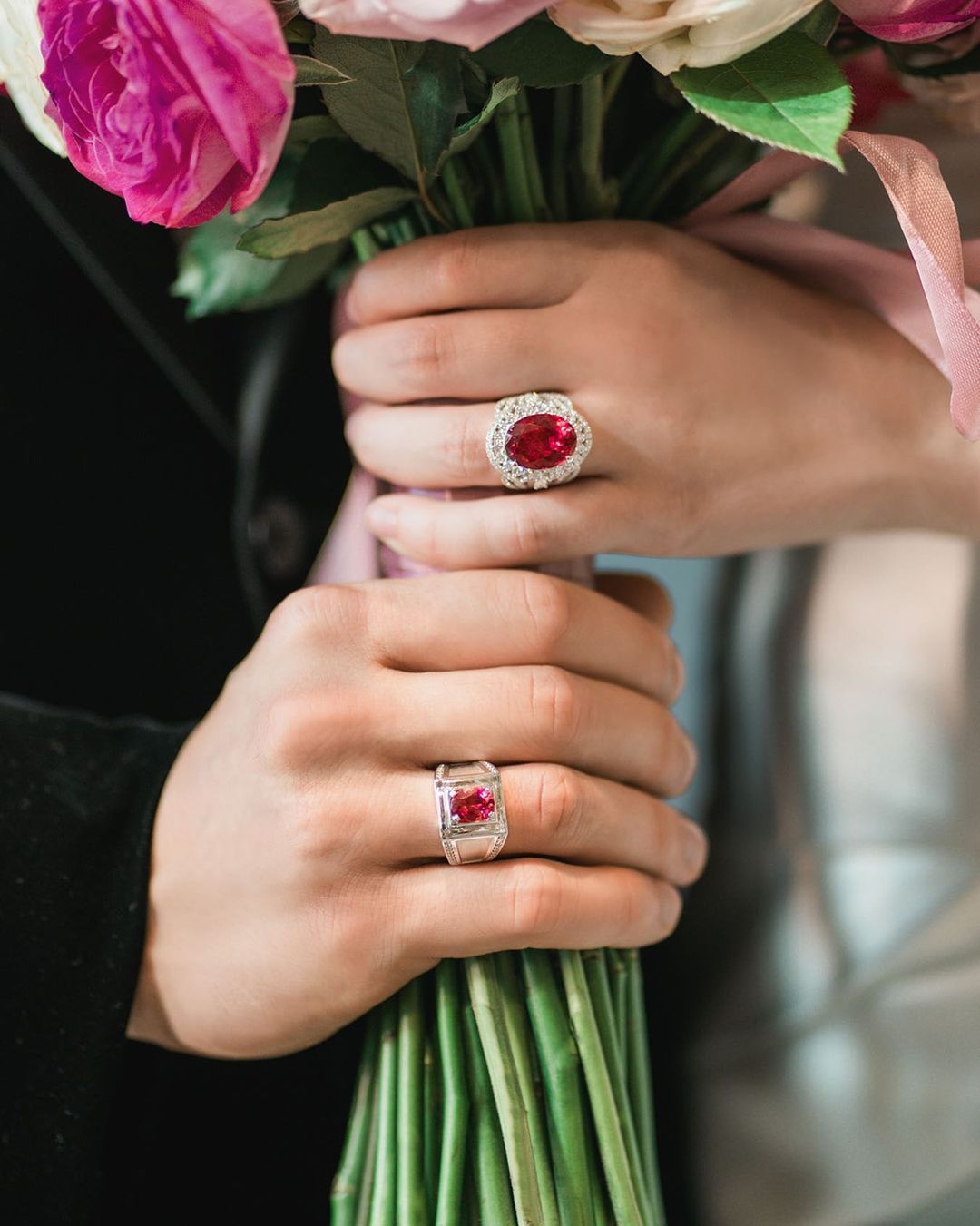 pose cincin tunangan, foto cincin tunangan, foto tukar cincin tunangan, foto cincin tunangan aesthetic, foto tangan memakai cincin tunangan,