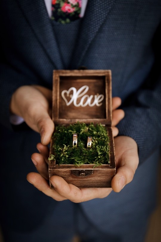 Ingin Bertunangan dengan Kotak Cincin Tunangan Unik? Tengok Beberapa Desain Berikut Ingin Bertunangan dengan Kotak Cincin Tunangan Unik? Tengok Beberapa Desain Berikut