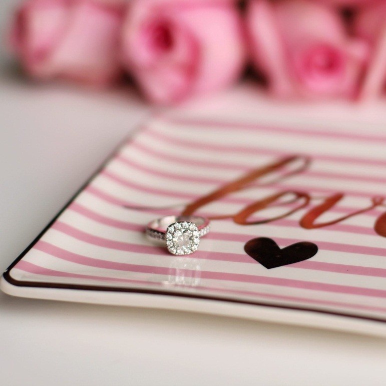 Ingin Cincin Nikah Anda Tetap Berkilau ? Begini Cara Perawatannya! Ingin Cincin Nikah Anda Tetap Berkilau ? Begini Cara Perawatannya!