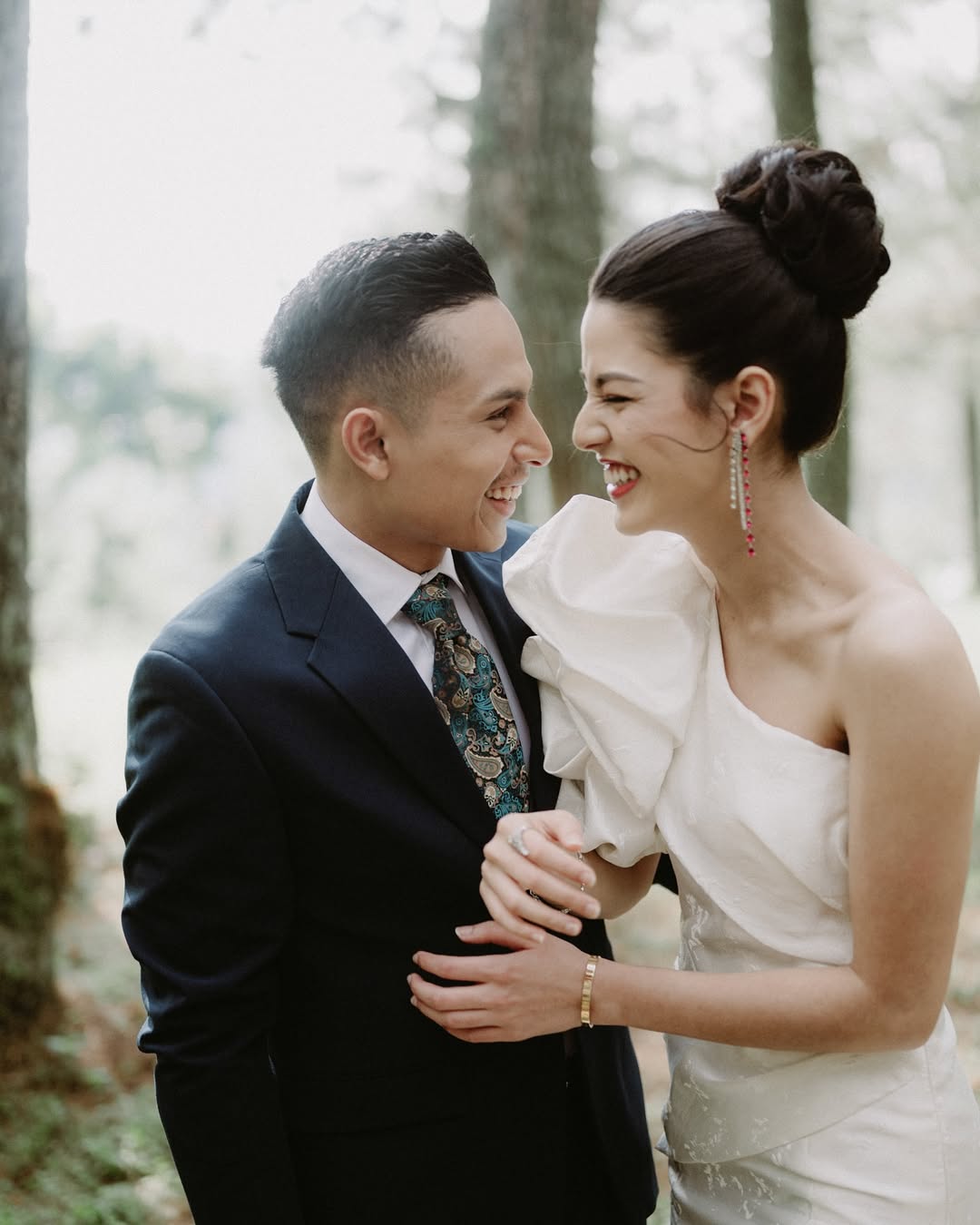 konsep prewedding outdoor, konsep prewedding, konsep prewedding outdoor hutan pinus, konsep prewedding outdoor unik, biaya prewedding, biaya prewedding outdoor,