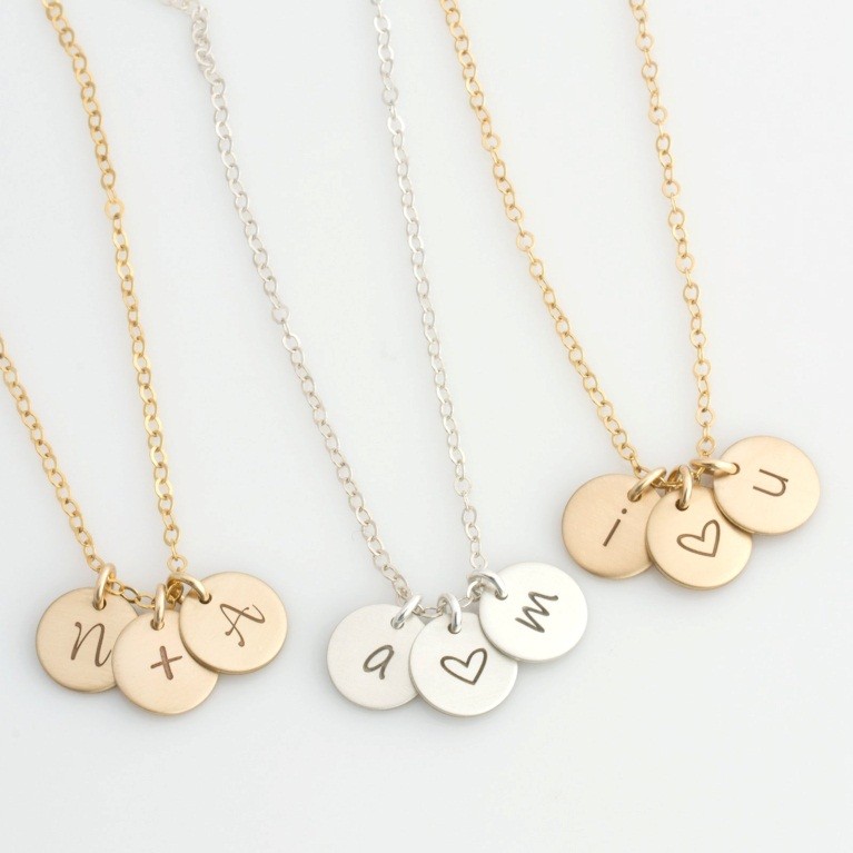 Kado Cantik Valentine dengan Liontin Inisial