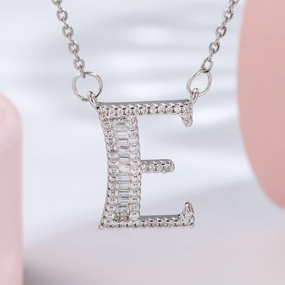 Kalung Dengan Liontin Huruf Membuat Makin Mewah