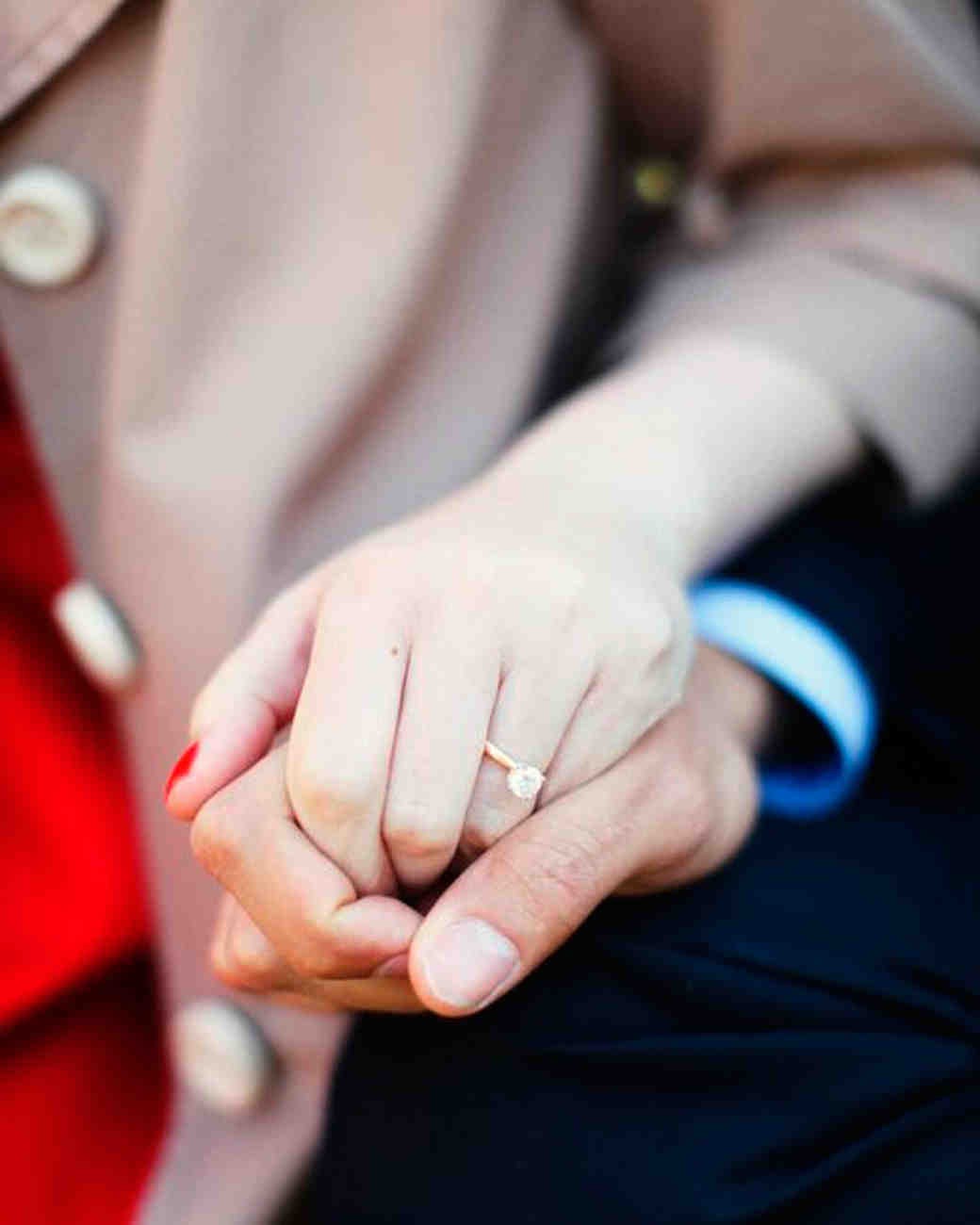 Kaum Pria, Ini yang Harus Anda Lakukan Bila Ingin Membeli Cincin Tunangan Kaum Pria, Ini yang Harus Anda Lakukan Bila Ingin Membeli Cincin Tunangan