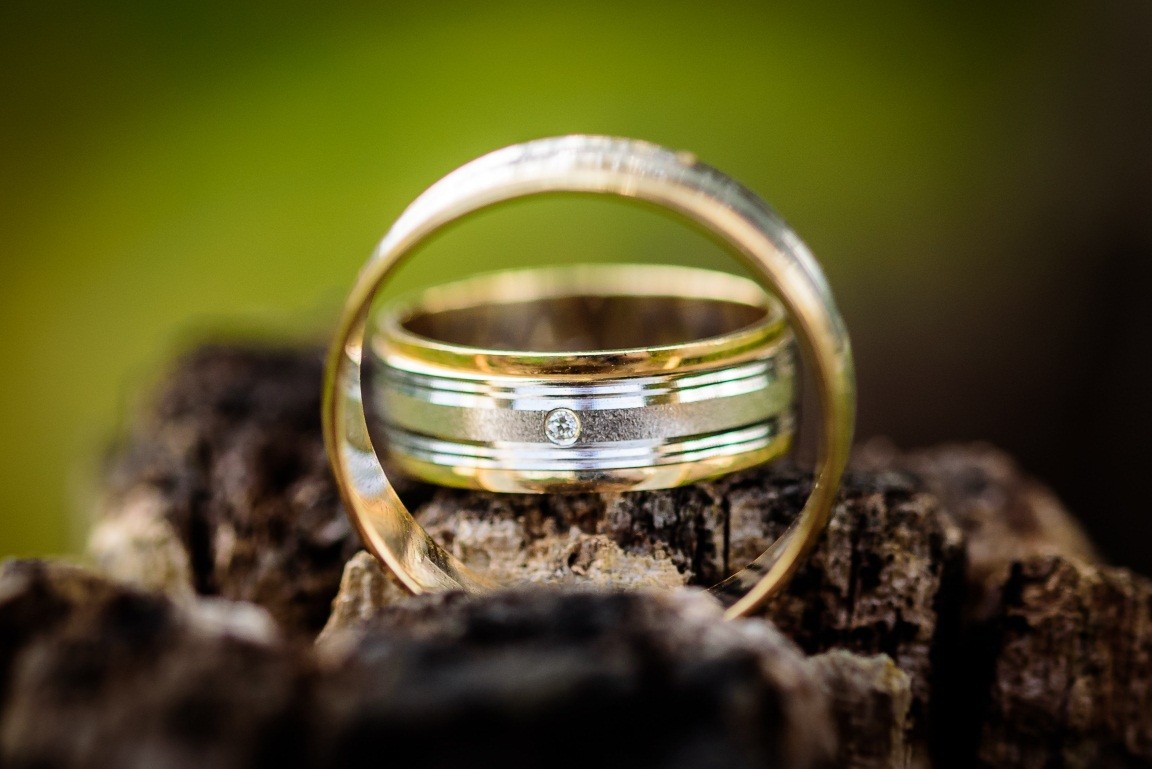 Kiat Memilih Cincin Tunangan Berkualitas dan Tetap Awet Kiat Memilih Cincin Tunangan Berkualitas dan Tetap Awet