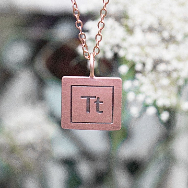 Liontin Huruf, Desain Sederhana Nan Elegan dan Bermakna Liontin Huruf, Desain Sederhana Nan Elegan dan Bermakna