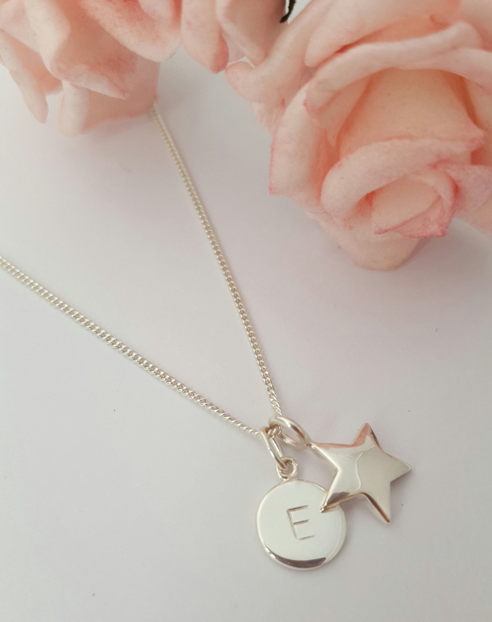 Liontin huruf, alternatif kado ungkapkan rasa kasih sayang Liontin huruf, alternatif kado ungkapkan rasa kasih sayang