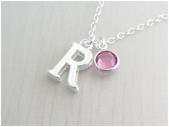 Liontin Inisial, Hadiah Bagi Orang Terkasih