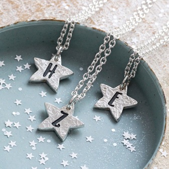 Liontin Inisial Sebagai Pilihan Perhiasan Sehari-hari