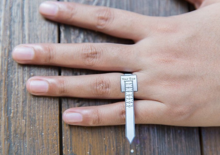 Gambar Cincin  Tunangan  Emas Di Jari Untuk Anda Gratis