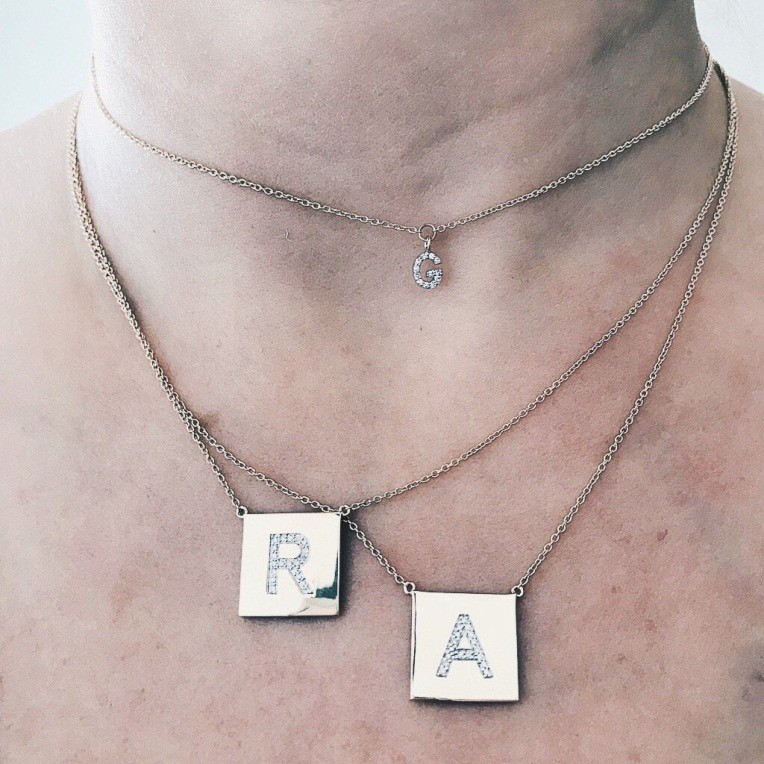 Memadukan Liontin Huruf Berlian dengan Kalung Rantai Double