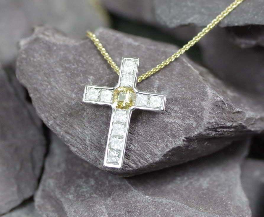 Membeli dan Merawat Kalung Salib Dengan Baik Membeli dan Merawat Kalung Salib Dengan Baik