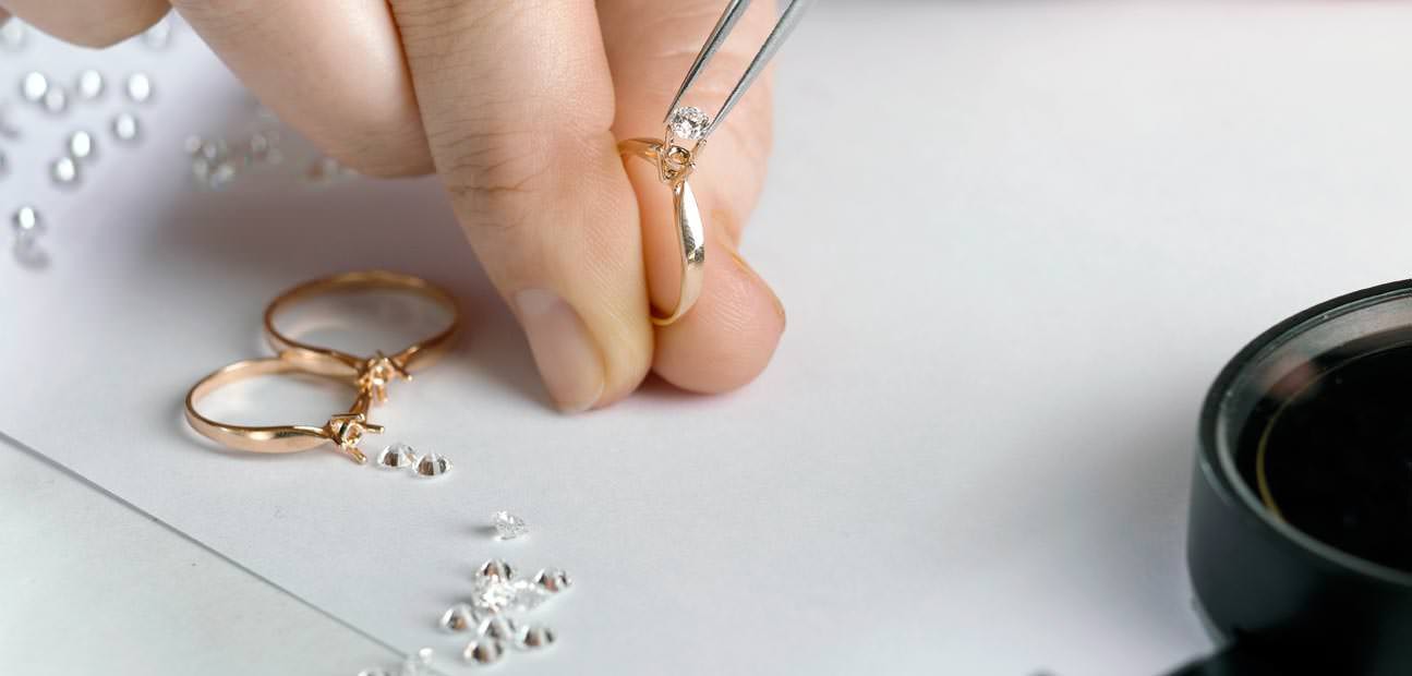 Menambahkan Berlian pada Cincin Kawin Polos Menambahkan Berlian pada Cincin Kawin Polos
