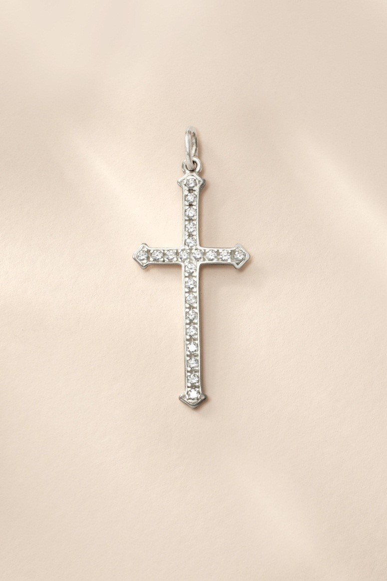 Menambahkan Elemen Personal Pada Kalung Salib Anak