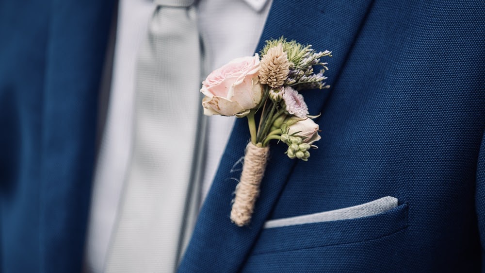 Mengenal Boutonniere Dalam Acara Pernikahan Mengenal Boutonniere Dalam Acara Pernikahan
