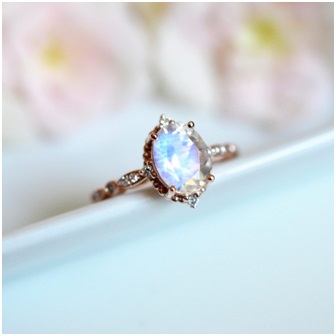 Mengenal Cincin Tunangan Moonstone Modern yang Dicintai Pengantin Wanita Mengenal Cincin Tunangan Moonstone Modern yang Dicintai Pengantin Wanita