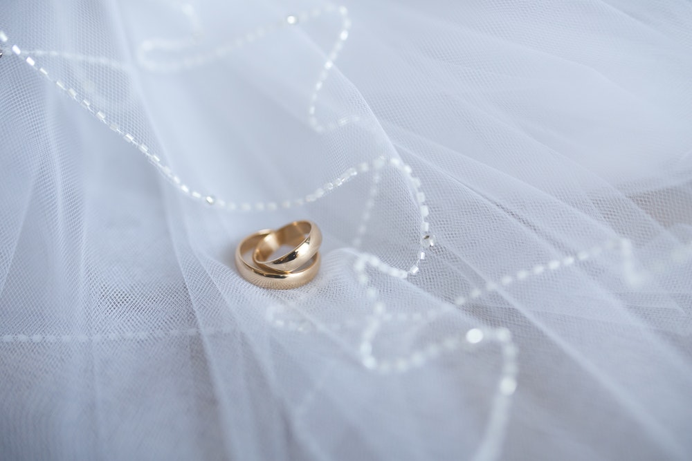Mengintip Perbedaan Antara Cincin Emas Kuning, Putih, Hingga Rose Gold Mengintip Perbedaan Antara Cincin Emas Kuning, Putih, Hingga Rose Gold