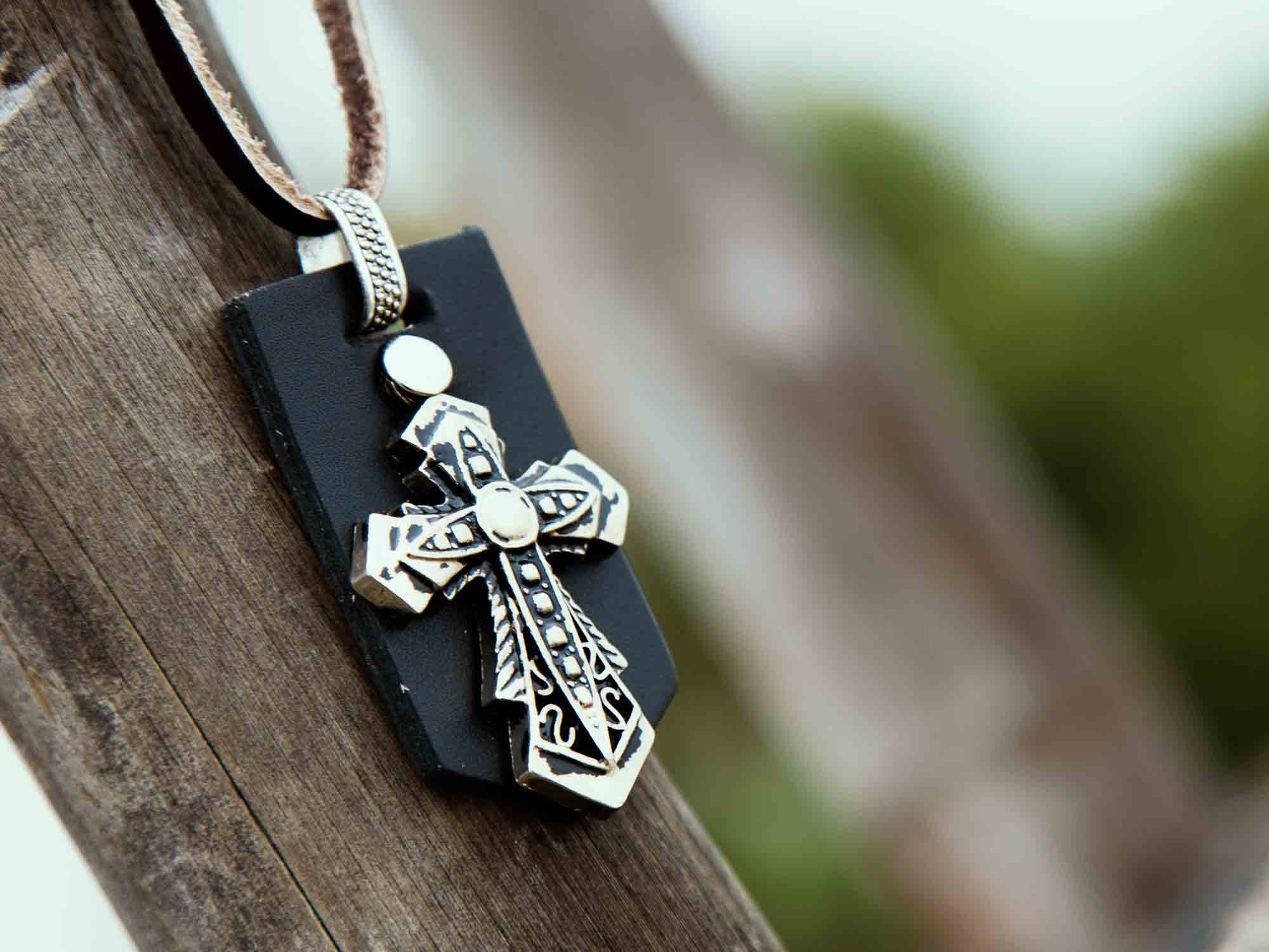 Menyesuaikan Liontin Salib dengan Aksesoris Lain Dalam Fashion Anda