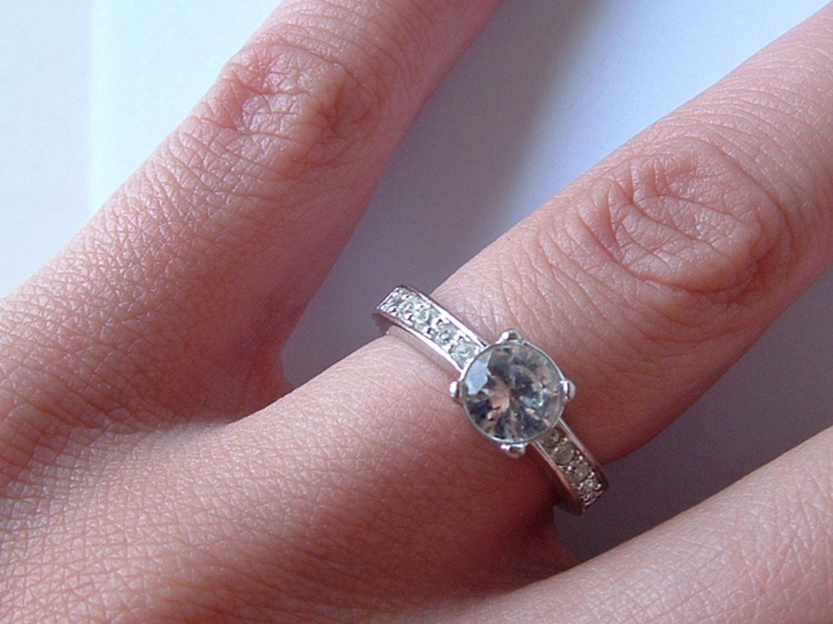 Mitos dan Fakta Mengenai Cincin Tunangan Mitos dan Fakta Mengenai Cincin Tunangan