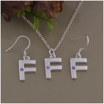 Padu Padan Fashion dan Liontin Inisial