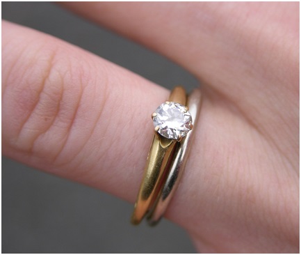 Perbedaan Cincin Tunangan dan Cincin Nikah