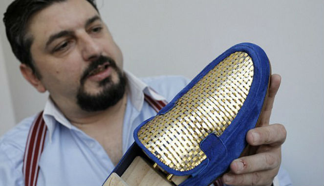 Pertama Di Dunia, Desainer Asal Italia Ini Berhasil Ciptakan sepatu Berlapis Emas 24 Karat