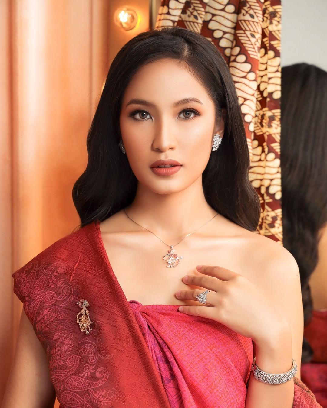 Rekomendasi Kalung Emas Model Terbaru untuk Lengkapi Outfit Merah Putih Kemerdekaanmu kalung emas model terbaru, kalung emas, outfit merah putih, outfit cewek nuansa merah putih formal,