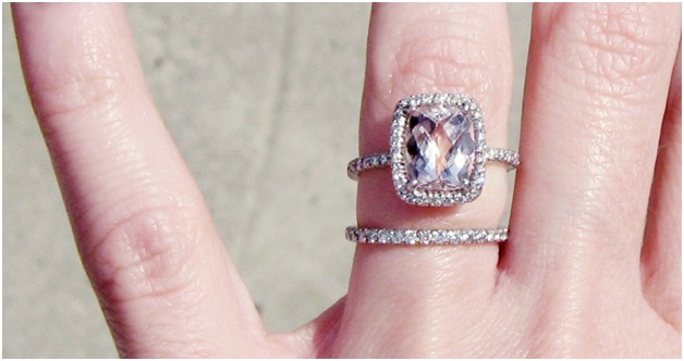 Sistem dalam Menggunakan Cincin Kawin dan Cincin Tunangan Sistem dalam Menggunakan Cincin Kawin dan Cincin Tunangan