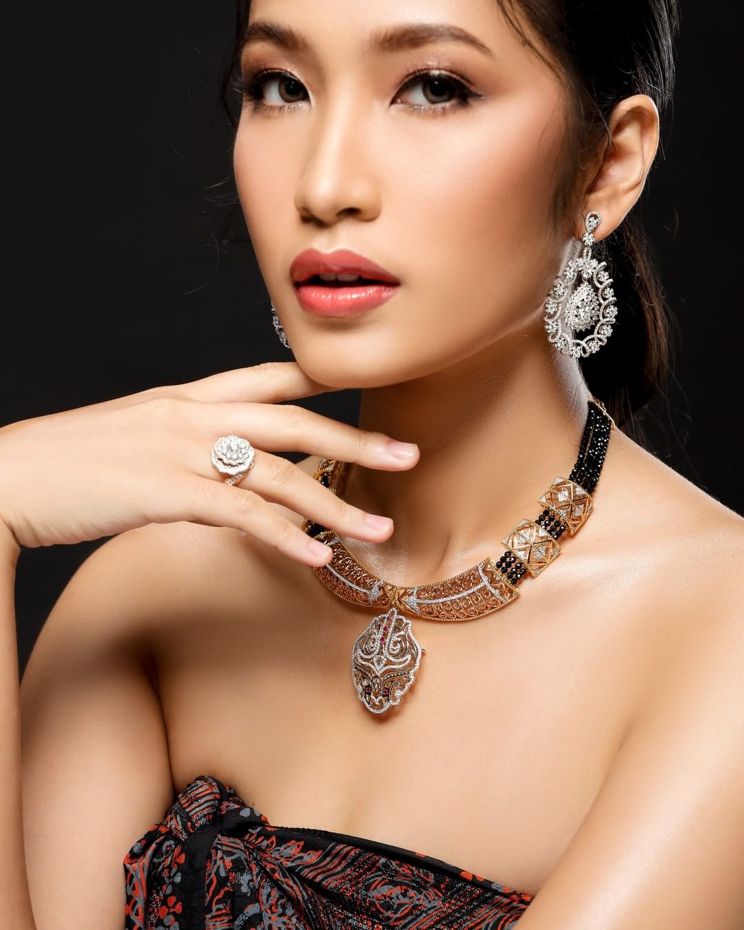 Statement Jewelry, Eksplorasi Kecantikan dan Ekspresi Pribadi statement jewelry, perhiasan,